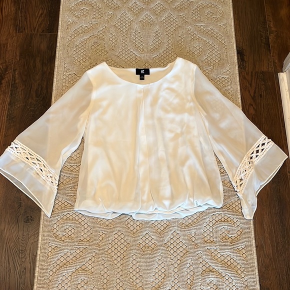 Iz Byer Tops - Ivory Flowy blouse